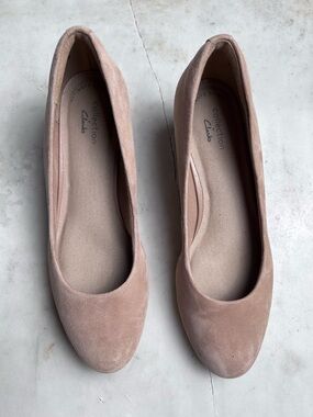 Clarks Blush Suede Round-Toe Flats